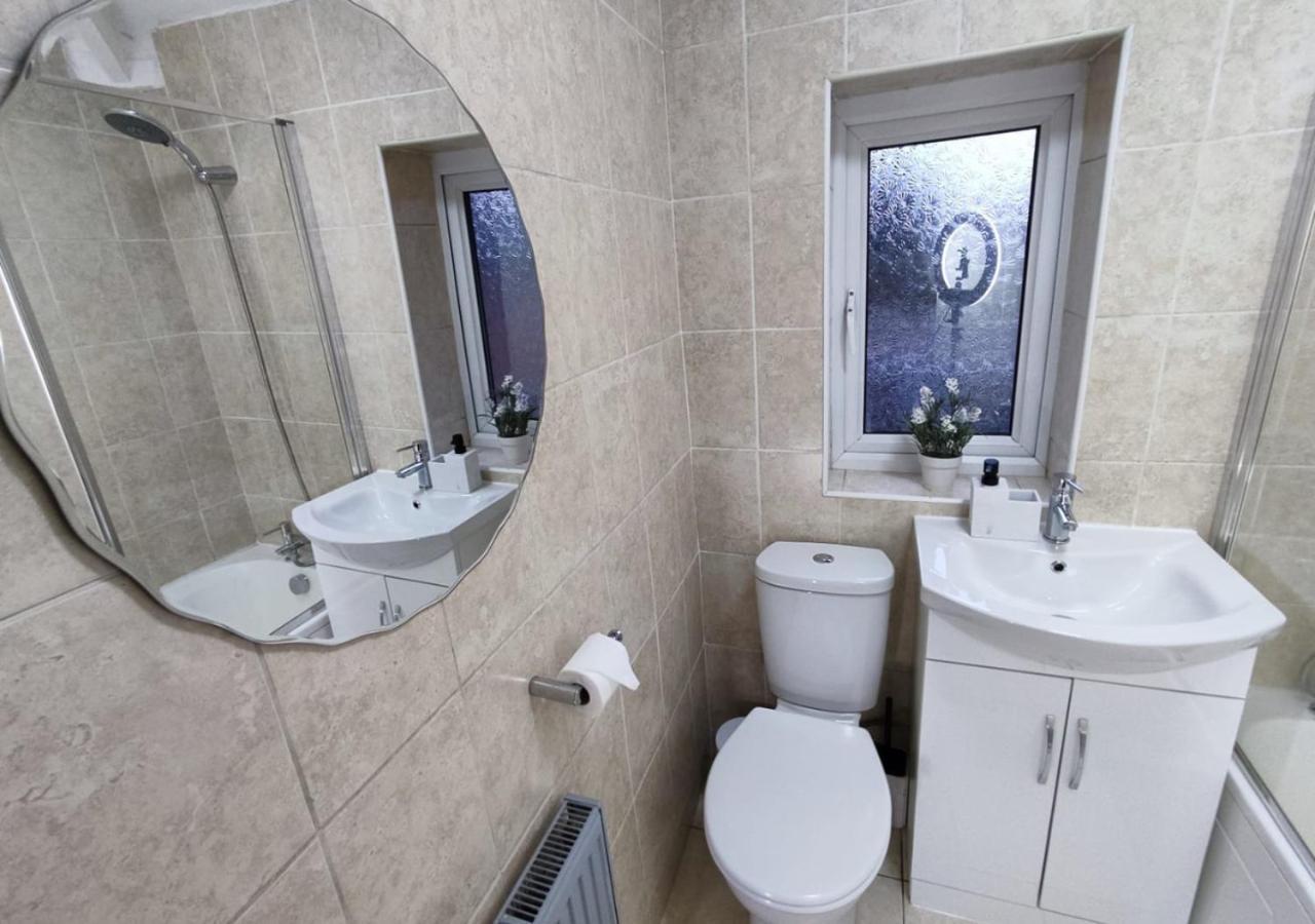 Comfortable 3 Bedrooms Leeds Beach House - Ideal For Family And Contractors - Free Parking For 2 Cars Екстер'єр фото