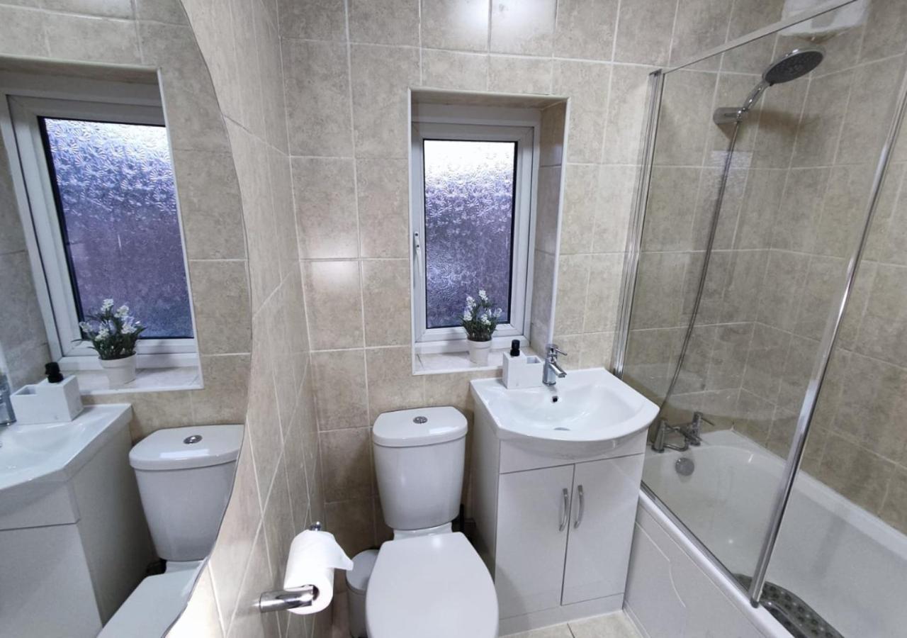 Comfortable 3 Bedrooms Leeds Beach House - Ideal For Family And Contractors - Free Parking For 2 Cars Екстер'єр фото