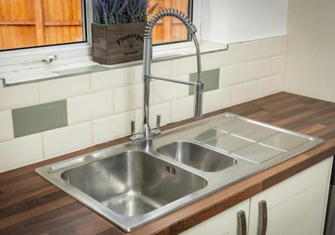 Comfortable 3 Bedrooms Leeds Beach House - Ideal For Family And Contractors - Free Parking For 2 Cars Екстер'єр фото